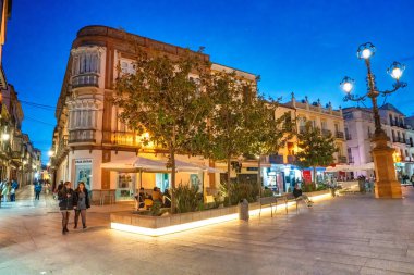 Ronda, İspanya - 6 Nisan 2023: Geceleri Ronda sokakları, İspanyol Mağribi kasabası.