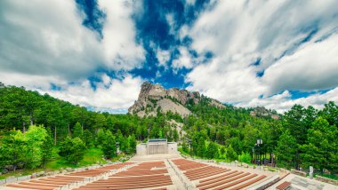 Mount Rushmore Ulusal Anıtı, Güney Dakota. Güneşli bir yaz günü manzarası.
