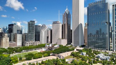 Chicago, IL - 25 Temmuz 2024: Harika bir yaz gününde Millennium Park 'tan Chicago' nun hava manzarası.