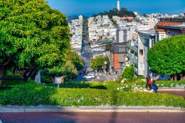 San Francisco, CA - 5 Ağustos 2017: Güneşli bir yaz gününde Lombard Caddesi.