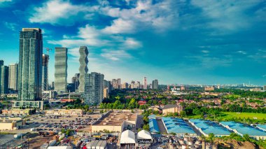 Güzel bir yaz günü, Ontario, Kanada 'da Mississauga' nın gökyüzü manzarası..