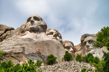 Mount Rushmore Ulusal Anıtı, Güney Dakota. Güneşli bir yaz günü manzarası.