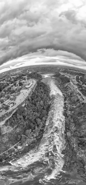 Niagara Şelalesi nehir ve vadisinin havadan görünüşü, Kanada ve ABD sınırı.