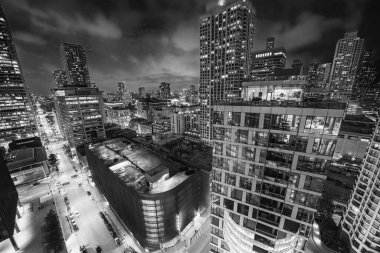 Şehrin çatısından Chicago gökdelenlerinin gece manzarası.