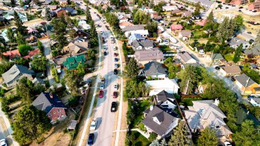 Güneşli bir yaz gününde Jasper Town 'ın hava manzarası. Sokaklar ve evler, Alberta - Kanada.