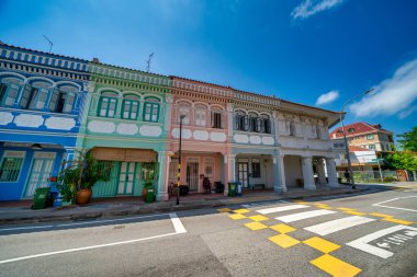 Singapur - 14 Eylül 2023: Katong sokakları boyunca renkli binalar.