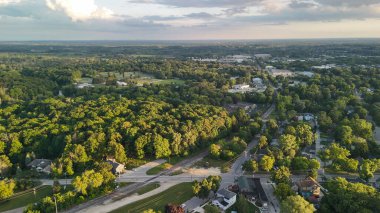 Günbatımında, Wisconsin, Cedarburg şehrinin hava manzarası.