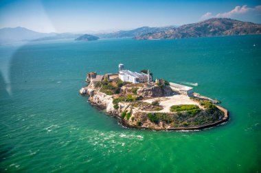 San Francisco 'daki Alcatraz Adası' nın havadan görünüşü.