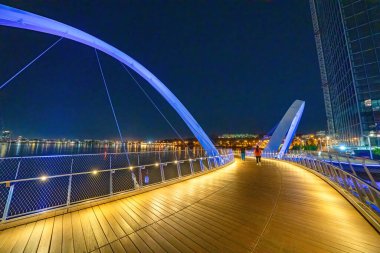 Perth 'te Elizabeth Quay Köprüsü.