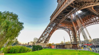 Paris, Fransa. Eyfel Kulesi büyük bir turizm merkezi..