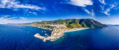 Tropea, Calabria 'nın panoramik hava manzarası - İtalya.
