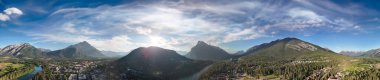 Güzel bir yaz günbatımında Banff Town 'ın panoramik hava manzarası. Alberta - Kanada.