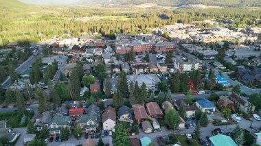 Güzel bir yaz gününde Banff Town 'ın hava manzarası. Alberta - Kanada.