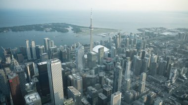 Toronto 'nun güzel bir yaz günbatımında helikopterden gökyüzü manzarası Ontario - Kanada.