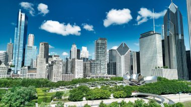 Chicago, IL - 25 Temmuz 2024: Harika bir yaz gününde Millennium Park 'tan Chicago' nun hava manzarası.