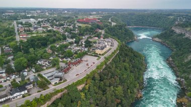 Niagara Şelalesi nehir ve vadisinin havadan görünüşü, Kanada ve ABD sınırı.