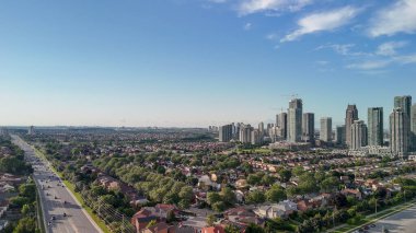 Güzel bir yaz günü, Ontario, Kanada 'da Mississauga' nın gökyüzü manzarası..
