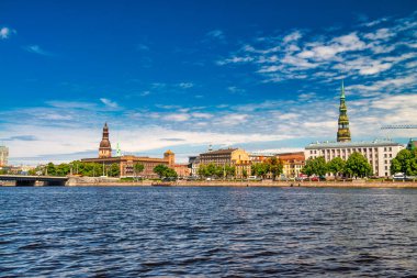 Riga, Letonya - 7 Temmuz 2017: Riga silueti şehir nehrinden görüldü.