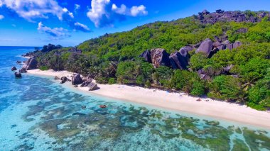 La Digue, Seyşeller 'deki Anse Source D' Argent Sahili. Güneşli bir günde tropikal kıyı şeridinin havadan görünüşü.