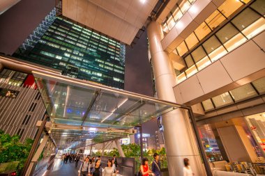 Osaka, Japonya - 26 Mayıs 2016: Geceleri şehir sokakları ve gökdelenler.