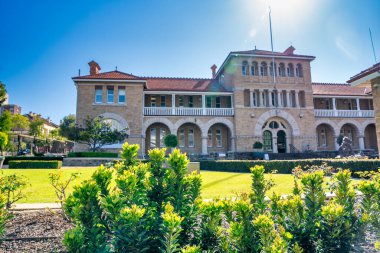 Nane Perth Binası güneşli bir günde.