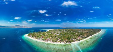 Güneşli bir günde, Endonezya 'nın Gili Hava Sahil Hattı' nın inanılmaz hava manzarası.