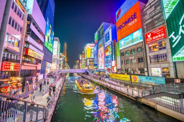 Osaka, Japonya - 28 Mayıs 2016: Dotonbori 'deki renkli aydınlık binalar.