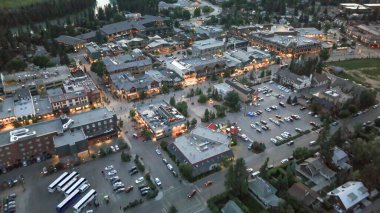 Geceleri Banff Town 'ın havadan görünüşü Alberta..