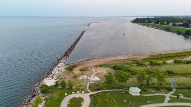 Günbatımında, Michigan Gölü, Wisconsin 'deki Racine kasabasının hava manzarası..
