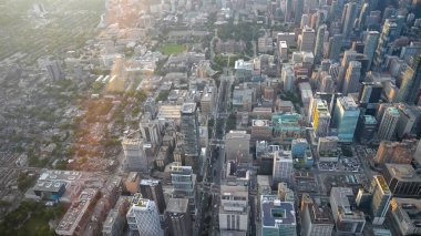 Toronto 'nun güzel bir yaz günbatımında helikopterden gökyüzü manzarası Ontario - Kanada.