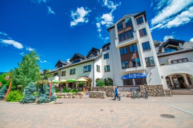 Vail, CO - 3 Temmuz 2019: Güneşli bir yaz gününde güzel şehir sokakları ve binalar.