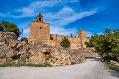Endülüs 'ün Antequera kasabası. Eski şehir evleri ve güzel güneşli bir günde Alcazaba.