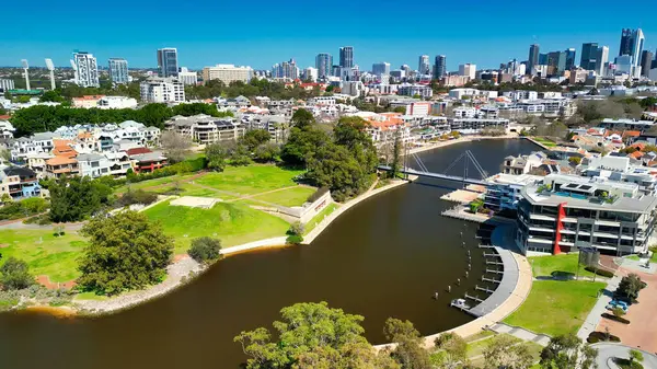 Perth, Avustralya 'daki Claise Brook ve Mardalup Park' ın havadan görüntüsü