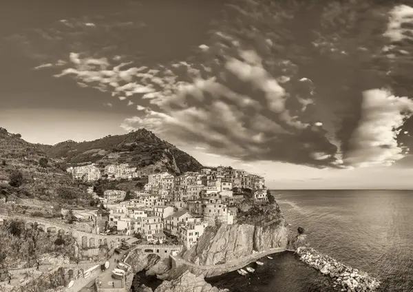 Günbatımında Manarola panoramik hava manzarası, Cinqueterre, İtalya.