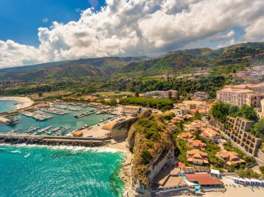 Yaz mevsiminde Tropea 'nın panoramik hava manzarası, Calabria - İtalya.