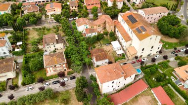 Arka planda Casciana Terme, Pisa, zeytin ağaçları ve üzüm bağlarının tarihi manzarası var..