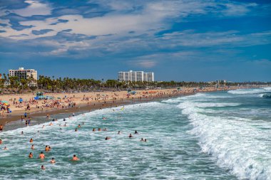 Santa Monica, CA - 1 Ağustos 2017 Güneşli bir günde Güzel Santa Monica İskelesi.