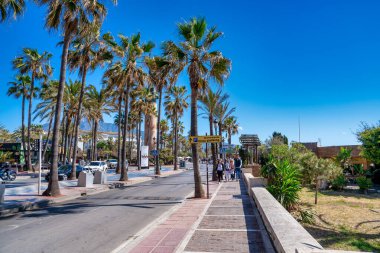 Marbella, İspanya - 7 Nisan 2023: Güneşli bir günde Porto Banus 'un güzel gezinti güvertesi.