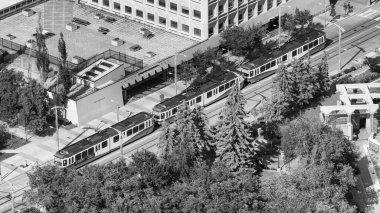 Calgary şehir merkezindeki caddelerde tren..