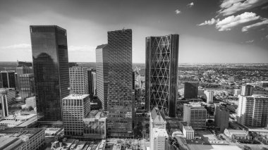 Calgary, Alberta - 10 Temmuz 2024: Calgary şehir merkezinin havadan görünüşü şehir kulesinden.