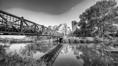 Günbatımında Calgary nehri boyunca güzel bir manzara..
