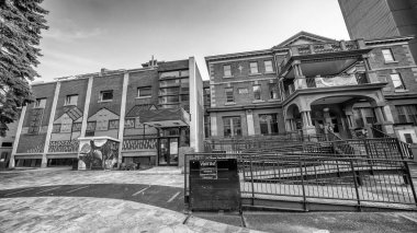 Calgary, Alberta - 22 Temmuz 2024: Calgary şehir merkezinin sokakları ve binaları gün batımında.