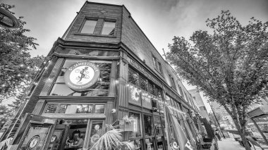 Calgary, Alberta - 22 Temmuz 2024: Calgary şehir merkezindeki St. James Corner Binası, gün batımında.