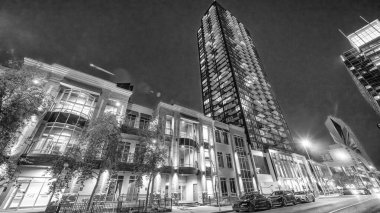 Calgary, Alberta. Gece şehir merkezi sokakları ve binalar, Kanada