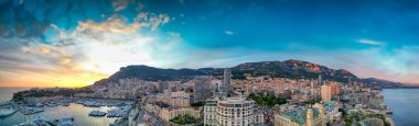 Montecarlo 'da. Gün batımında Monako 'nun gökyüzü manzarası.