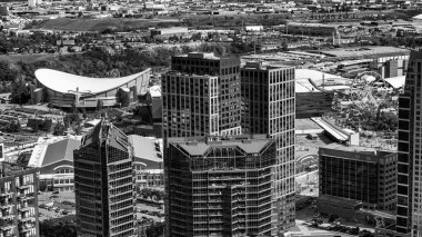 Calgary, Alberta - 10 Temmuz 2024: Calgary şehir merkezinin havadan görünüşü.