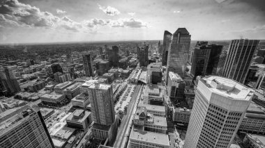 Calgary, Alberta - 10 Temmuz 2024: Calgary şehir merkezinin havadan görünüşü.