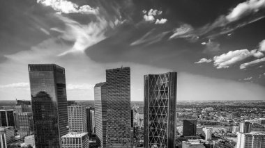 Calgary şehir merkezindeki gökdelenler güneşli bir günde şehrin sokaklarından, Alberta - Kanada.