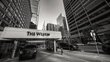 Calgary, Alberta - 10 Temmuz 2024: Westin Girişi ve şehir sokakları ve binaları gün batımında.