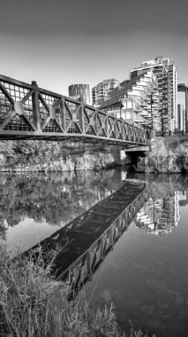 Günbatımında Calgary nehri boyunca güzel bir manzara..